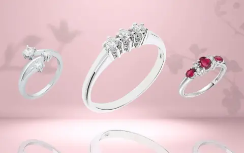 Anelli con diamanti e rubini, un'elegante trilogia che simboleggia passato, presente e futuro.