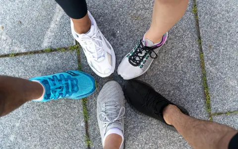 Cinco pares de zapatillas deportivas de colores, listas para evitar esguinces en cualquier aventura.
