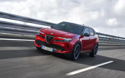 Czerwony Alfa Romeo Junior elektryczny SUV na drodze.