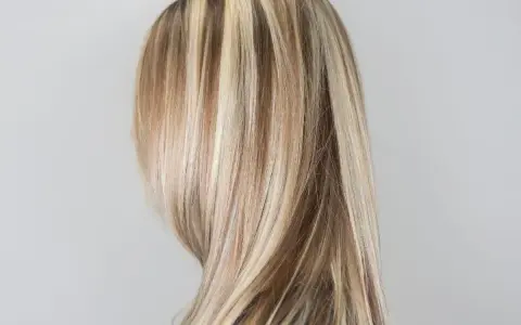 Piękne, długie włosy z kontrastującymi pasemkami blond, które dodają im głębi i blasku.