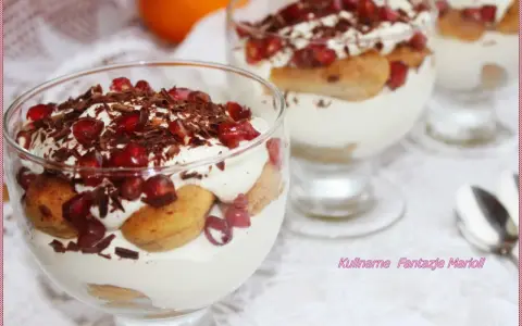 Pyszne tiramisu z mascarpone w pucharkach, udekorowane granatem i czekoladą. Sprawdzony przepis na deser, który zachwyci każdego.