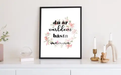 En inramad text med blommor: "du är världens bästa mamma". En perfekt present till en mamma.