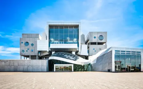 Modern arkitektur i en stad på Nordjylland. Byggnaden har en unik, futuristisk design med glas och metall.