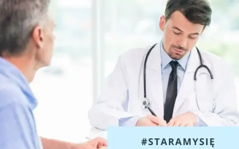 Dermatolog wenerolog w białym kitlu rozmawia z pacjentem, notując coś. #STARAMYSIĘ
