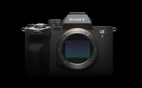 Cámara Sony Alpha 7 IV, con su sensor visible y el logo de E-mount. El peso de la Sony a7IV es ideal para largas jornadas de fotografía.