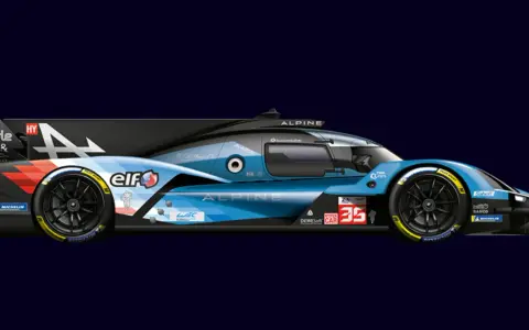 Coche Alpine A424 listo para las 24 horas de Le Mans, con patrocinadores como Elf y Michelin.