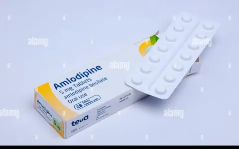 Confezione di Amlodipina 5 mg, 28 compresse per uso orale, con blister e foglietto illustrativo.