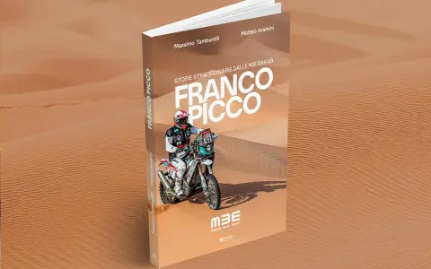 Copertina libro "Storie straordinarie dalle mie Dakar" di Franco Picco, con un pilota su moto nel deserto.
