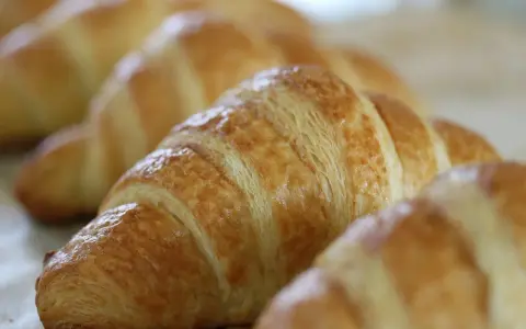 Złociste, chrupiące rogaliki z ciasta francuskiego, idealne na śniadanie. Ile piec ciasto francuskie? Krótko, by było idealne!