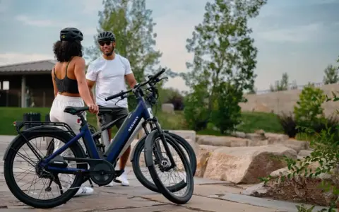Para zwiedzająca park na nowoczesnych rowerach elektrycznych. To rower przyszłości, który ułatwia podróżowanie.