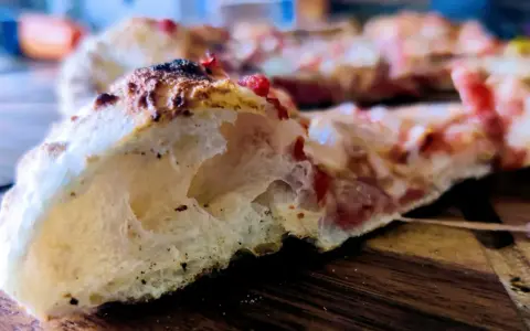Czym posmarować spód pizzy, by uniknąć miękkości i poprawić smak