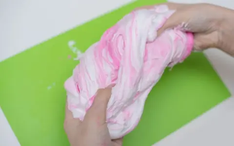 Różowy i biały slime z pianki do golenia, idealny do zabawy. Dowiedz się, jak zrobić slime z pianki do golenia!