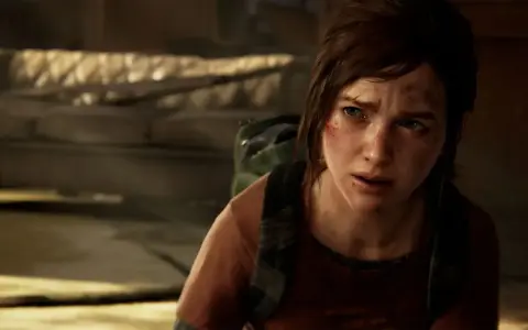 Ellie, con el rostro sucio y herido, busca en una **caja fuerte de hotel** en The Last of Us.