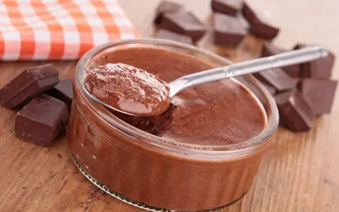 Une cuillère de mousse au chocolat onctueuse, prête à être dégustée. Parfait pour une recette facile.