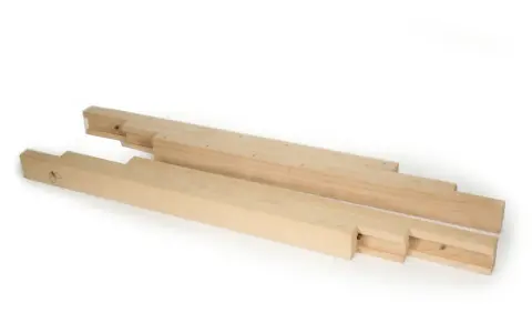 Tavole di legno grezzo, pronte per il processo di stagionatura, che ne assicura la durabilità e stabilità.