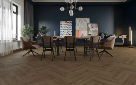 Drewniana podłoga w jodełkę, ciemne ściany, stół z krzesłami i fotele.