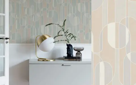 Ideas de papel pintado para recibidor: diseño geométrico en tonos pastel y beige, creando un ambiente moderno y acogedor.