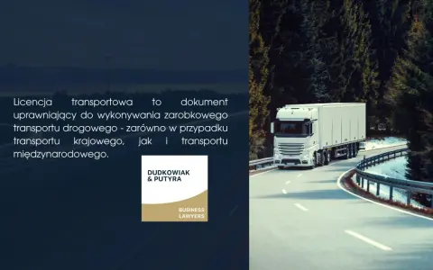 Biała ciężarówka jedzie krętą drogą przez las. Tekst informuje, że licencja transportowa to dokument uprawniający do wykonywania zarobkowego transportu drogowego, niezbędny do uzyskania licencji kierowcy.