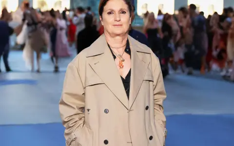 Maria Grazia Chiuri, directora creativa de Dior, posa con un elegante trench beige.