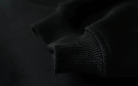 Czarne ściągacze bluzy, które mogą pomóc w odświeżeniu koloru. Dowiedz się, jak przywrócić czarny kolor ubraniom.