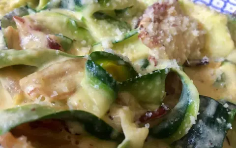 Carbonara z cukinią: Kremowy sos bez śmietany? Sprawdź przepis!