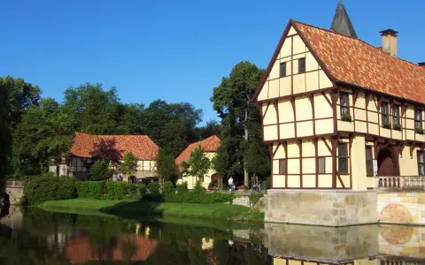 Fachwerkhäuser am Wasser, idyllisch für Veranstaltungen im Kreis Steinfurt.
