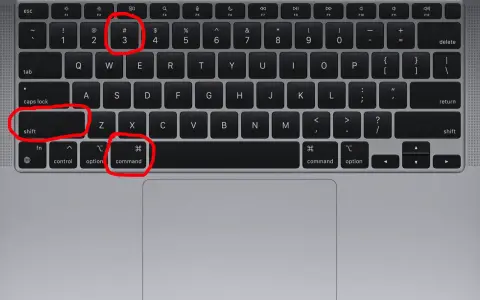 Chcesz wiedzieć, jak zrobić screen na Macu? Naciśnij klawisze Shift + Command + 3.