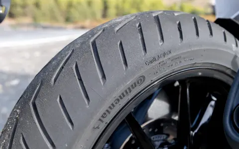 Gomma moto Continental Conti Attack. Dopo quanti anni le gomme moto si induriscono? Dipende da molti fattori, ma la qualità Continental dura a lungo.