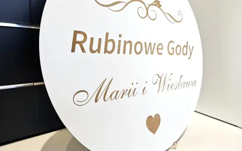Okrągły topper na 40 rocznicę ślubu z napisem "Rubinowe Gody Marii i Wiesława" oraz serduszkiem.