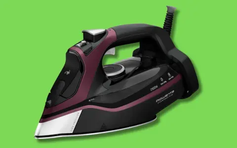 Ferro da stiro Rowenta Steamforce Plus: 2900W, colpo vapore 230g, anti-goccia. Un buon ferro da stiro ha queste caratteristiche per stirare al meglio.