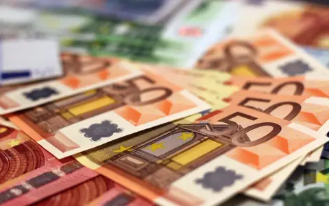 Billetes de euros, algunos de 50, apilados. ¿Iae que es? Dinero para gastar.
