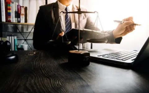 Czy radca prawny to prawnik? Odkryj kluczowe różnice i uprawnienia