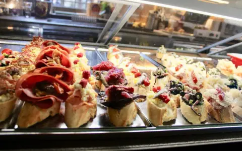Délicieux cicchetti, tapas vénitiennes, alléchantes dans une vitrine réfrigérée.