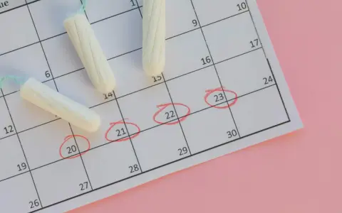 Tampones sobre calendario, marcando días. ¿Por qué me viene la regla un mes sí y otro no?