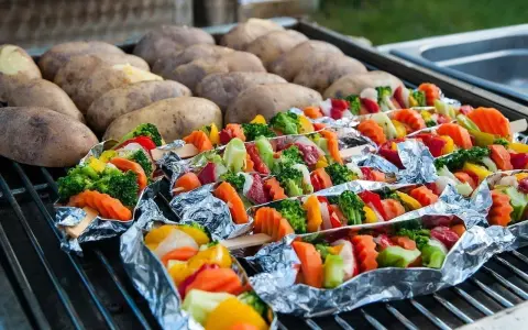 Grillowane szaszłyki z warzyw i ziemniaki na ruszcie.