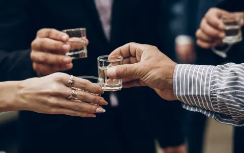 Wódka na wesele: Jak obliczyć, by nie zabrakło i nie przepłacić?