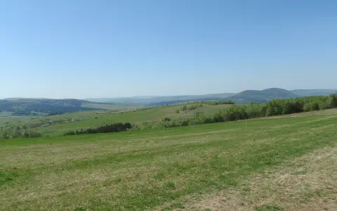 Zielone wzgórza i lasy rozciągają się aż po horyzont. Idealne miejsce na przymiarki do punktu widokowego.