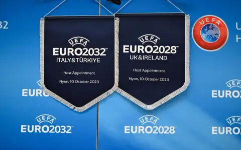 Dwa banery informują o przyznaniu organizacji Euro 2032 Włochom i Turcji oraz Euro 2028 Wielkiej Brytanii i Irlandii.