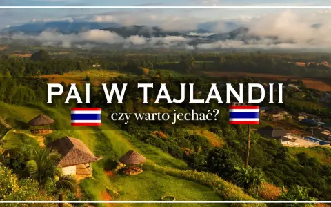 Krajobraz z Pai w Tajlandii, z zielonymi wzgórzami, domkami i mgłą w tle. Czy warto tam jechać?