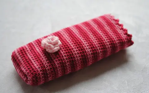 Virkat fodral i rosa nyanser med en liten virkad blomma. Kanske inspiration till vad jag ska virka härnäst?