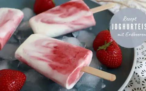 Leckeres Joghurt-Erdbeer-Eis am Stiel, perfekt zum kinder eis selber machen. Frische Erdbeeren und Eiswürfel garnieren das süße Rezept.