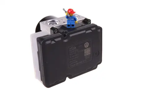 Lego mechanik naprawia moduł ABS, być może z błędem dtc u0405 ford.