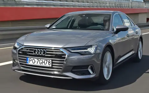 Szary Audi A6 na drodze. Sprawdź aktualną audi a6 cena i wyposażenie.