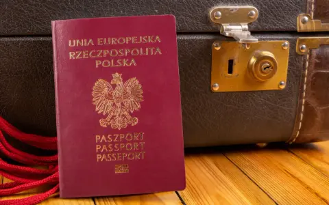 Polski paszport i walizka czekają na podróż. Może właśnie z biura paszportowego w Gdańsku?