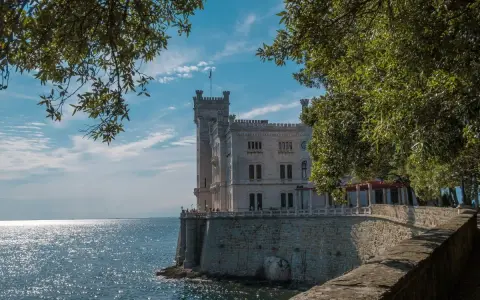 Castello di Miramare, un gioiello tra le cose da vedere a Trieste e dintorni, si affaccia sul mare scintillante.