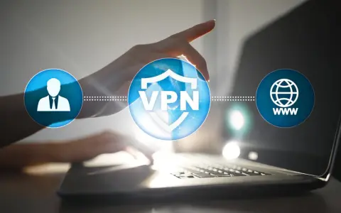 Dłoń dotyka ikony VPN, symbolizującej bezpieczne połączenie z internetem przez wifi.