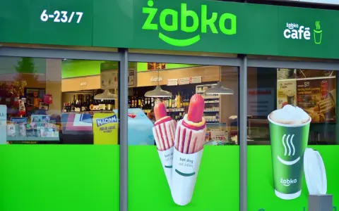 Dwa hot dogi i kawa z Żabki, idealne na szybką przekąskę.