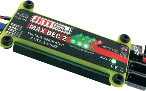 Jeti Max Bec 2 Spannungsregler mit Anzeige für Akkuspannung.