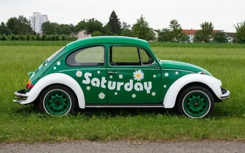 Zielony Garbus z napisem "Saturday" i stokrotkami. Czy za święto w sobotę należy się dzień wolny?