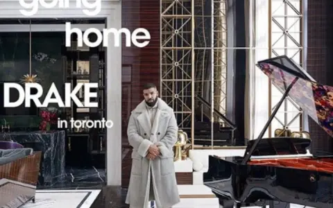 Drake w swoim luksusowym domu w Toronto, obok fortepianu.